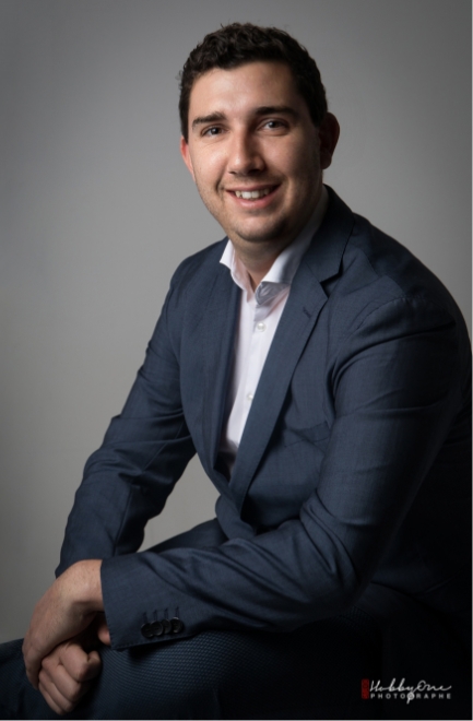 <h3>Matthias QUINA</h3>
<p><strong>Co-fondateur</strong> Diplôme universitaire technologique Bâtiment. Licence technologique développement durable Pendant 5 ans, Technicien projet chez constructeur de maisons individuelles. Depuis 3 ans, Responsable commercial chez un constructeur de maisons individuelles</p>
<p><strong>Traits de caractère :<br />
</strong></p>
<ul>
<li>Organisé et méthodique</li>
<li>Communicant</li>
<li>Pédagogue</li>
</ul>